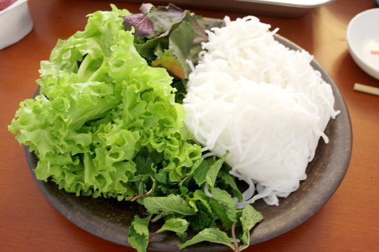 米麺ブンと付け合せの野菜