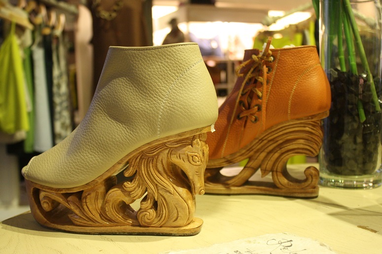 中部フエの伝統工芸とモダンなデザインが融合した「FASHION 4 FREEDOM」の靴