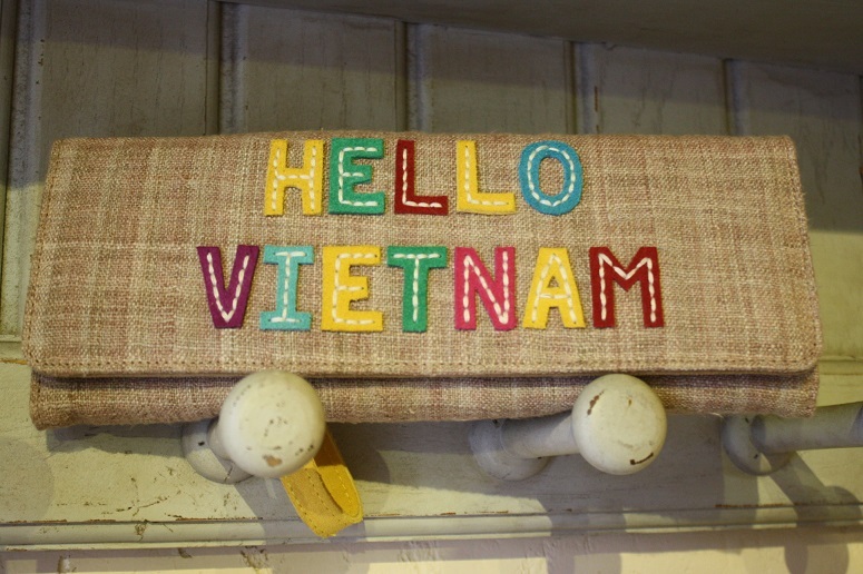 「HELLO VIETNAM」の刺繍入りウォレット