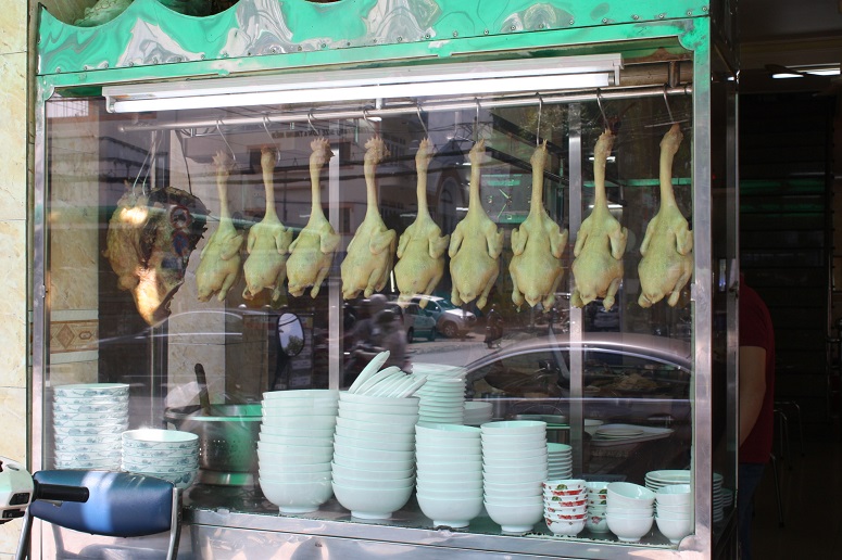 「HUONG BINH」の店先に吊るされた丸鶏
