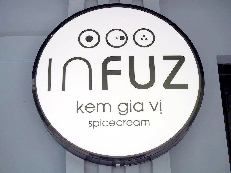 「Infuz」の看板