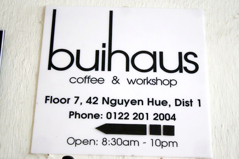 「buihaus coffee & workshop」の看板