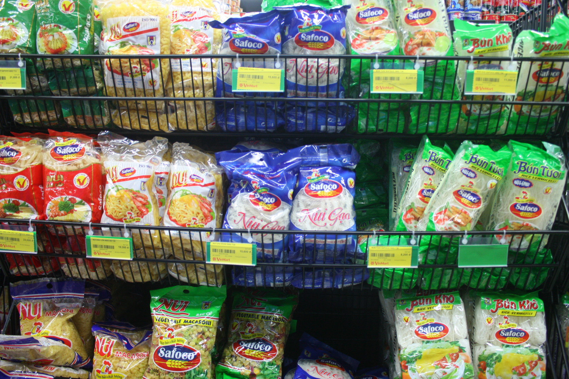 ベトナムのスーパーの乾麺売場