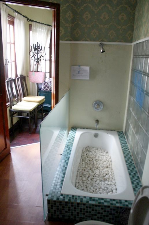 「BLOOM Saigon」のトイレにあるバスタブ