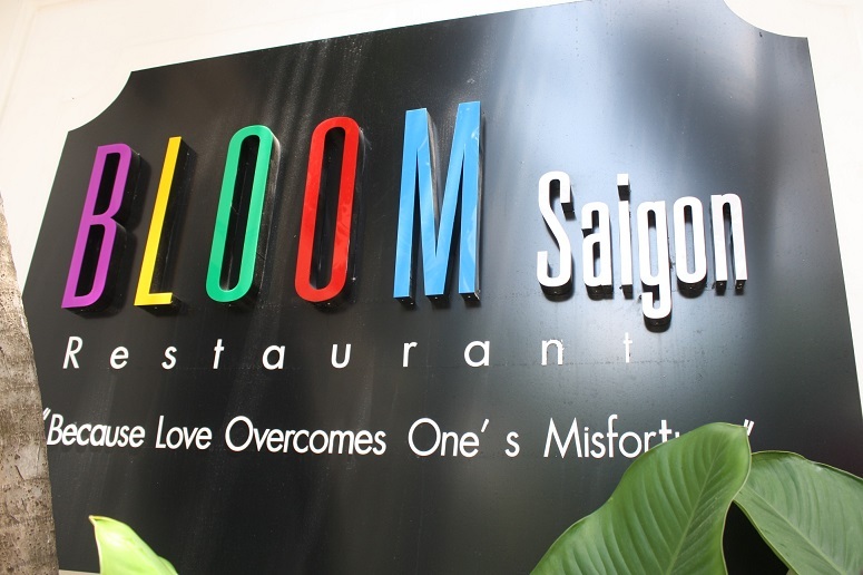 「BLOOM Saigon」の看板