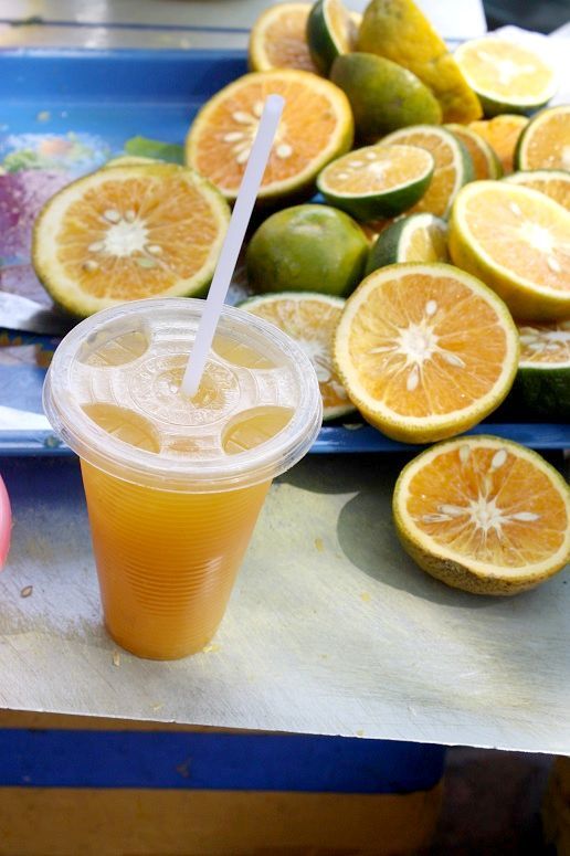 屋台のオレンジジュース