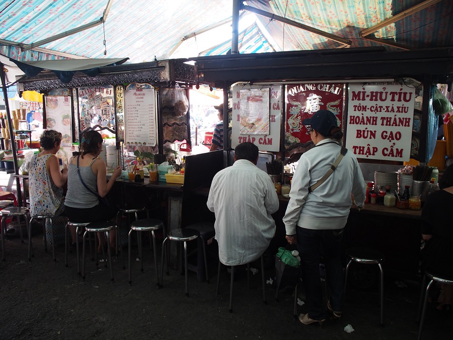  タンディン市場のワンタン麺屋台