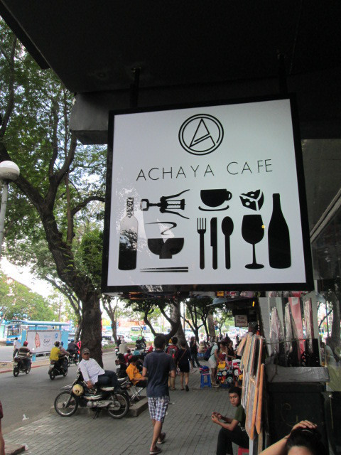 「ACHAYA CAFE」の看板