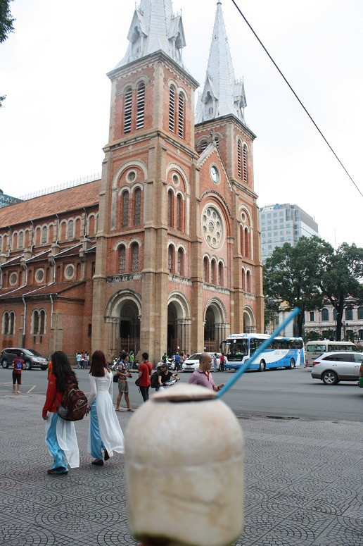 サイゴン大教会とココナッツジュース