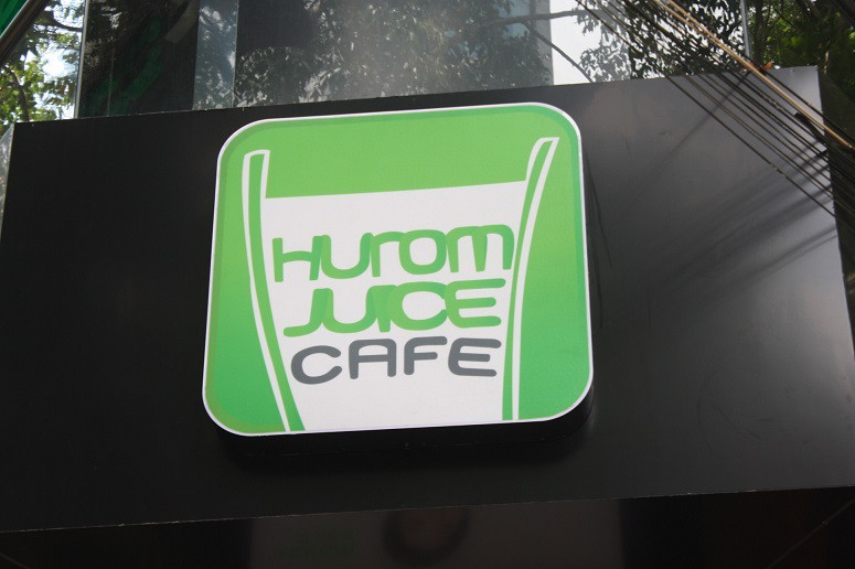 Hurom Juice Cafeの看板