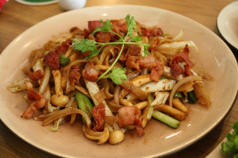 Sauteed flat brown rice noodle with bacon , lingzhi & king trumpet mushrooms