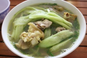 Bún dọc mùng（豚足とハスイモの茎の汁麺）