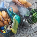 路上でボーラーロットを焼きながらバインミーを売る人