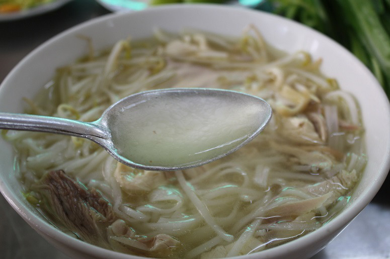 「HUONG BINH」のフォーガーのスープ