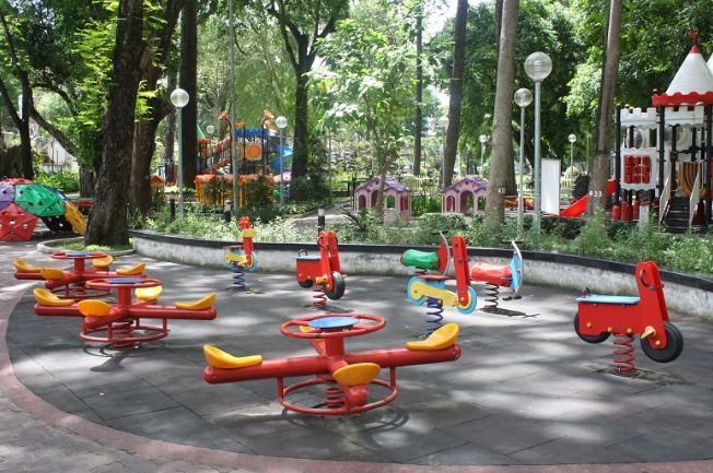 ベンタイン市場の北側に広がる「タオダン公園」の子どもの遊び場